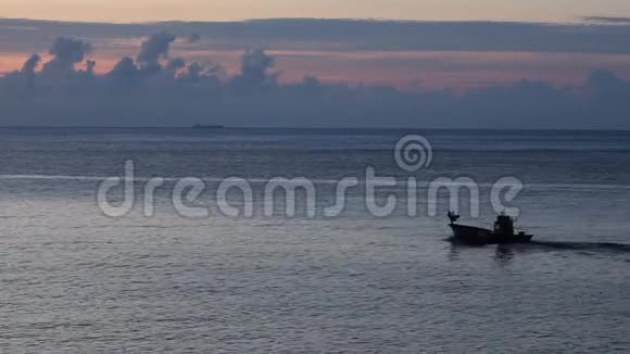 渔船黎明出海地平线上有看起来像山的云视频的预览图