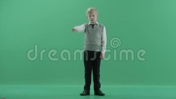 男生在绿色屏幕背景上显示拇指向下视频的预览图
