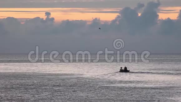 渔船黎明出海地平线上有看起来像山的云视频的预览图