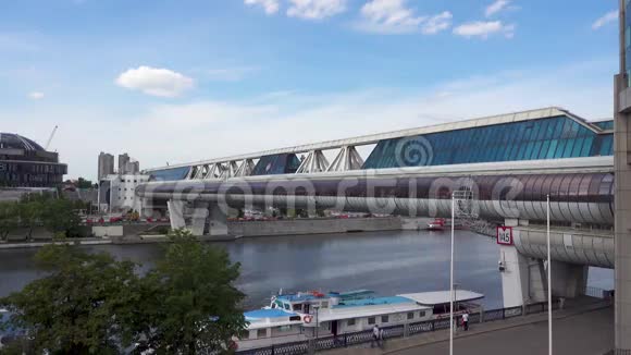 俄罗斯莫斯科2017年6月29日巴格拉季翁大桥和莫斯科河视频的预览图