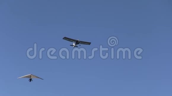 动力滑翔机带着悬挂式滑翔机在头顶飞行视频的预览图