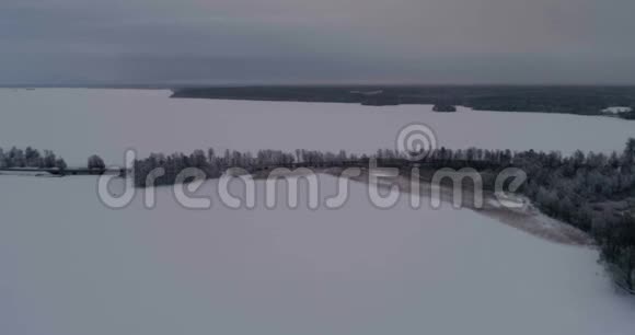 美丽的空中视频冻结冰湖在瑞典斯堪的纳维亚视频的预览图