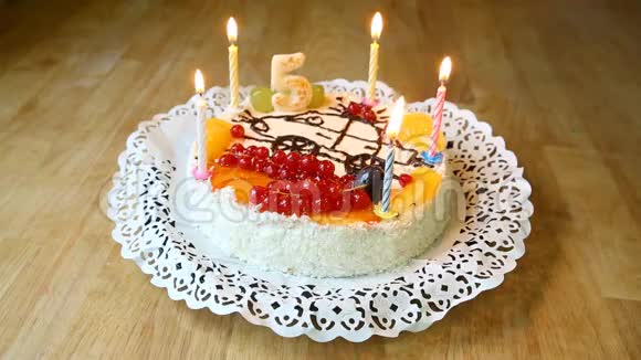 为5岁生日在蛋糕上点燃蜡烛视频的预览图