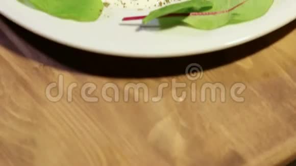 绿色蔬菜和豌豆沙拉视频的预览图