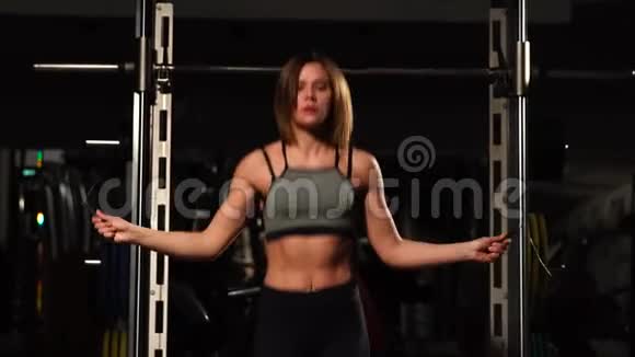 运动活动可爱的女人跳绳肌肉发达的女人黑背景视频的预览图