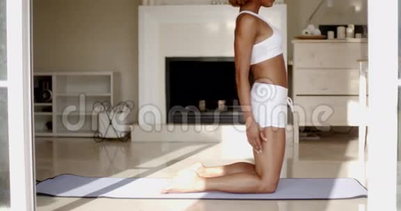 女性在客厅做瑜伽视频的预览图