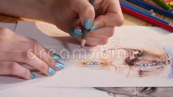 女孩艺术家用铅笔画手的细节视频的预览图