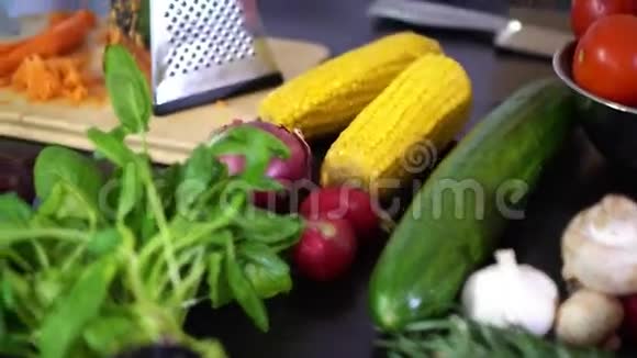 蔬菜沙拉厨师磨胡萝卜视频的预览图