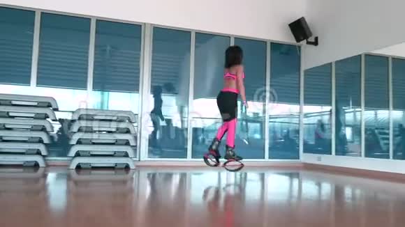 在镜子前的健身房里做运动的女人视频的预览图