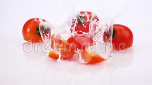 熟番茄瀑布片在桌子上视频的预览图