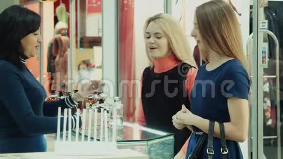 女孩们在商场里选择香水视频的预览图