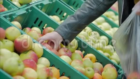 漂亮的年轻漂亮的红发女人在市场上在超市里买食物水果苹果女孩选择产品视频的预览图