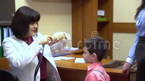 诊所医生给一个小男孩检查使用听诊器视频的预览图
