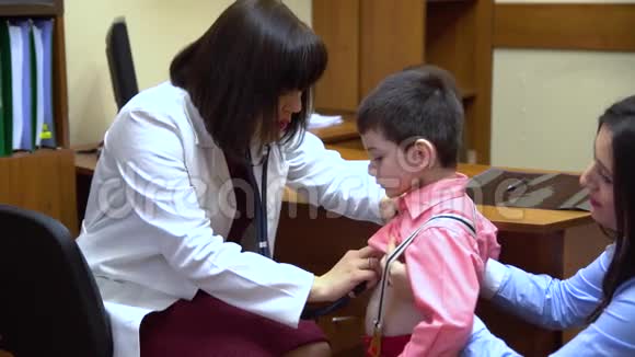 诊所医生给一个小男孩检查使用听诊器视频的预览图