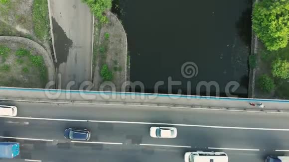 空中无人机在农村高速公路上的场景摄像机沿着道路移动汽车和卡车的俯视图视频的预览图