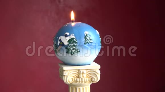 在柱模上旋转装饰新年圣诞蜡烛视频的预览图