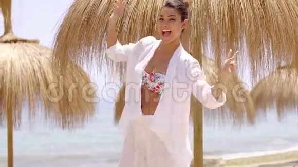 年轻女子穿着鲜艳的沙滩服装视频的预览图
