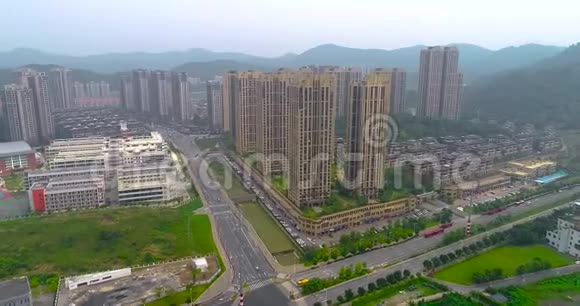 美丽的全景从空中俯瞰广州飞过建筑物和道路飞越广州河视频的预览图