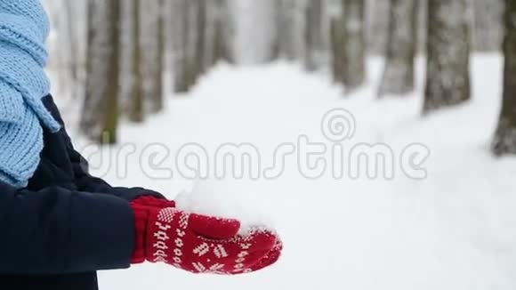 站在一边的女孩用红手套把雪扔了上去视频的预览图