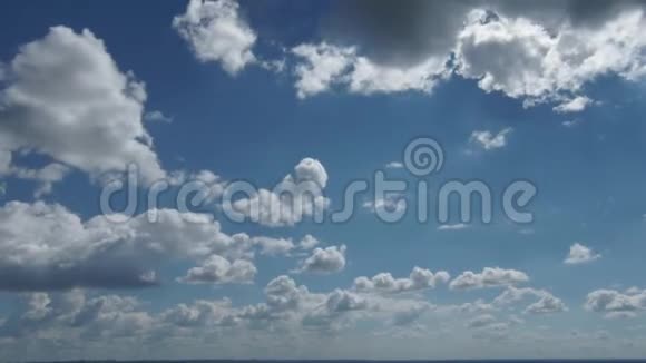 蓬松的白云时间流逝视频的预览图
