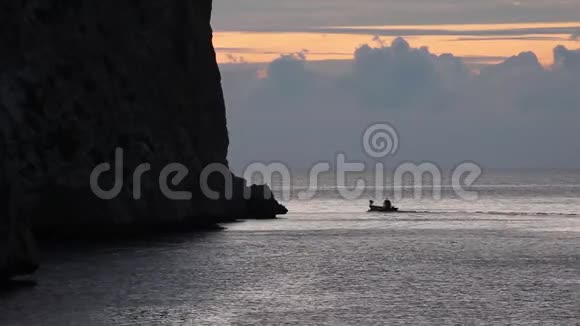 渔船黎明出海地平线上有看起来像山的云视频的预览图