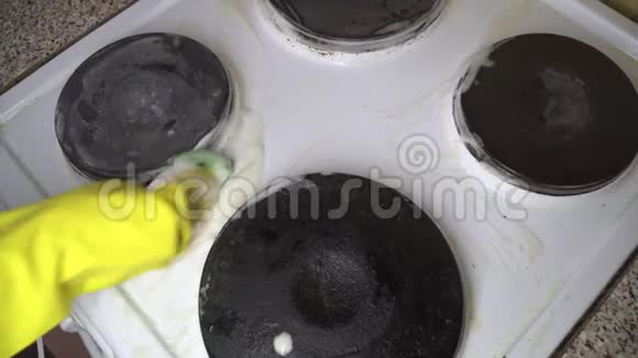 家庭主妇用黄手套清洗电饭锅视频的预览图