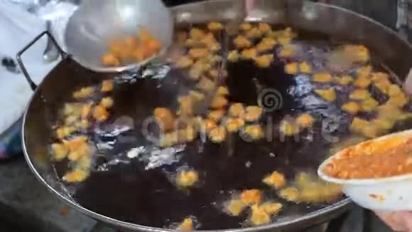 泰国煎锅炸鱼或虾视频的预览图