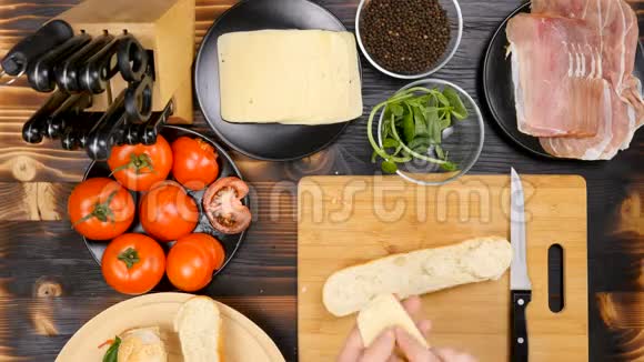 在厨房用木板做一个美味健康的三明治视频的预览图