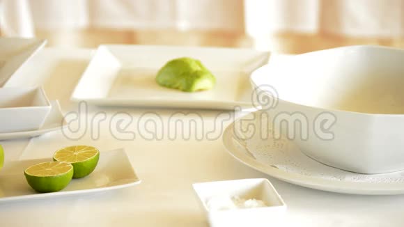 厨房餐桌上的柠檬洋葱和其他配料视频的预览图