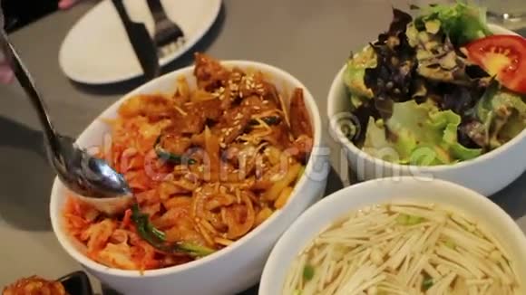 用韩国菜吃饭视频的预览图