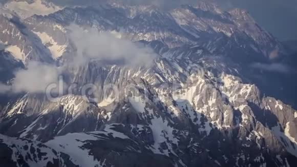 山的美丽鸟瞰视频的预览图