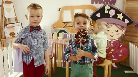 三个男孩拿着大糖果跳舞视频的预览图