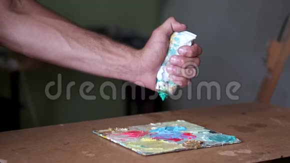 艺术家准备通过混合和混合油漆视频的预览图
