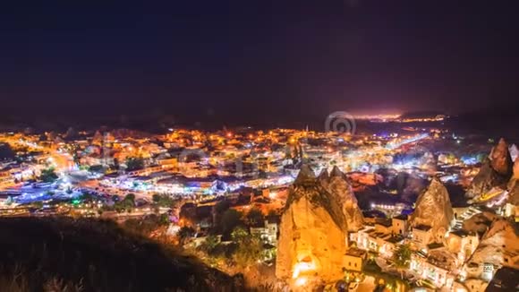 在土耳其卡帕多西亚的Goreme村在夜间放大画面视频的预览图