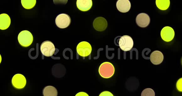 色彩缤纷的相机bokeh在夜间调焦视频的预览图