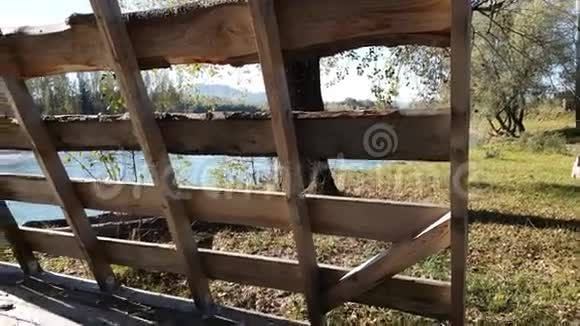 夏天阳光明媚的日子里在山河两岸的老茅屋视频的预览图