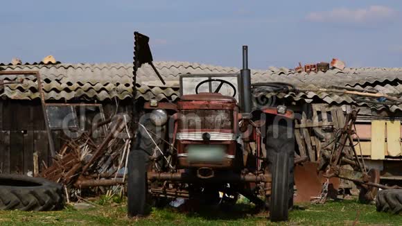 废墟农场旧拖拉机和家禽视频的预览图