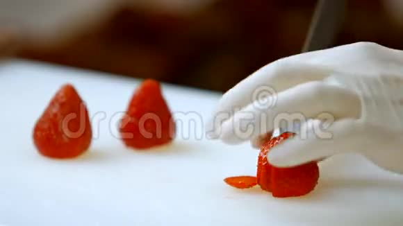 手拿刀切草莓视频的预览图