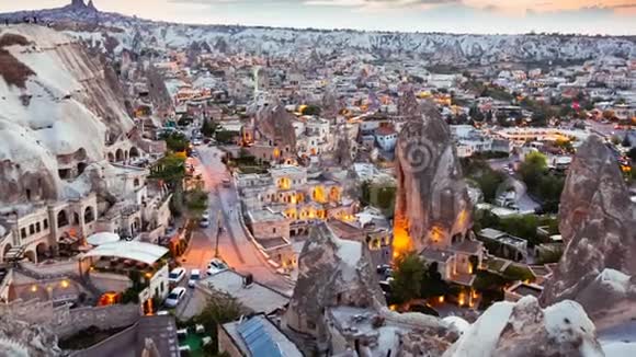 土耳其CappadociaGoreme村日落时分的渐近景色视频的预览图