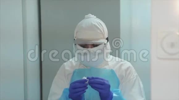 医务人员佩戴防护口罩视频的预览图