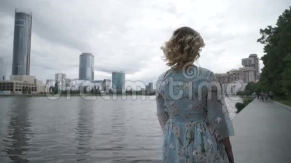 忧郁的日子里在河堤上的无名女子视频的预览图