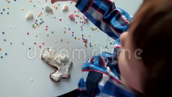 儿童装饰圣诞饼干视频的预览图