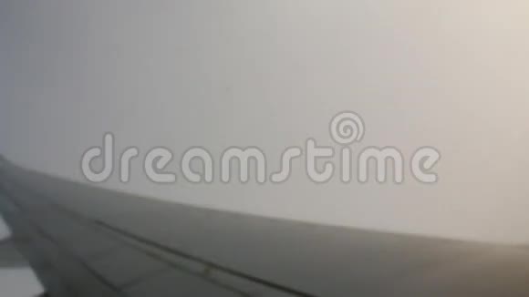 穿过云层的飞机视频的预览图