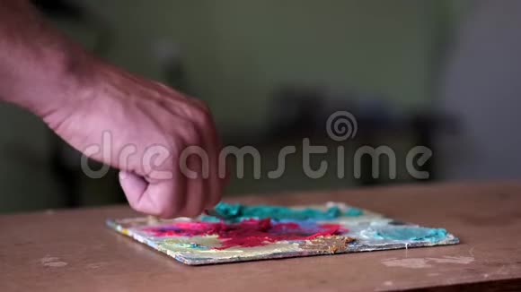 艺术家准备通过混合和混合油漆视频的预览图