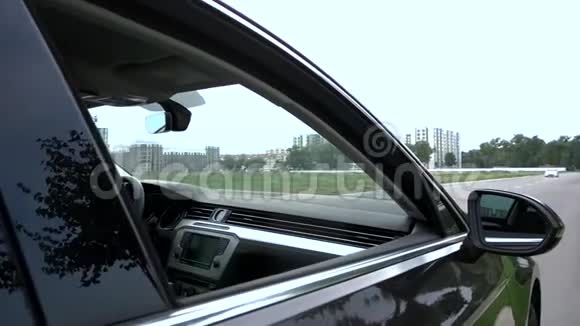城市背景下的汽车内饰视频的预览图