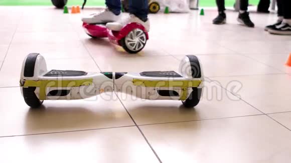 陀螺仪一种两轮滑板车街道电动车以横条的形式制成两个轮子在上面视频的预览图
