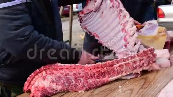 手切猪肉新鲜屠宰猪猪屠宰节贝洛布拉托塞尔维亚沃霍维纳2017年3月12日视频的预览图