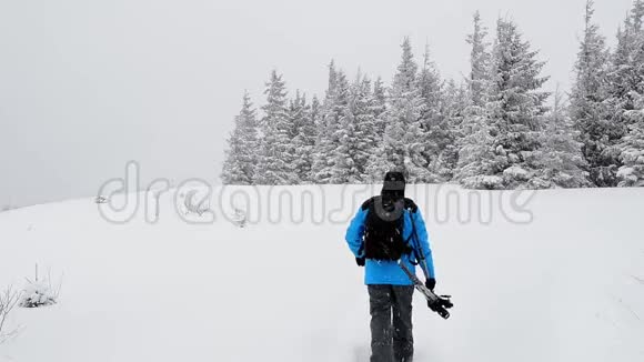 摄影师在冬山散步视频的预览图