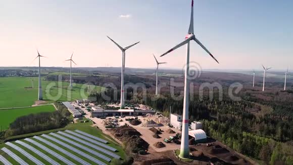 风力涡轮机公园和太阳能集热器鸟瞰图视频的预览图