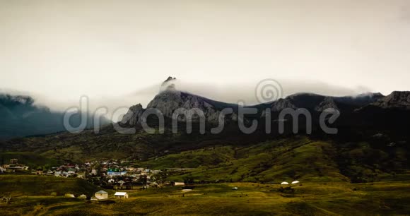 云瀑从山顶到瓦莱与村庄视频的预览图